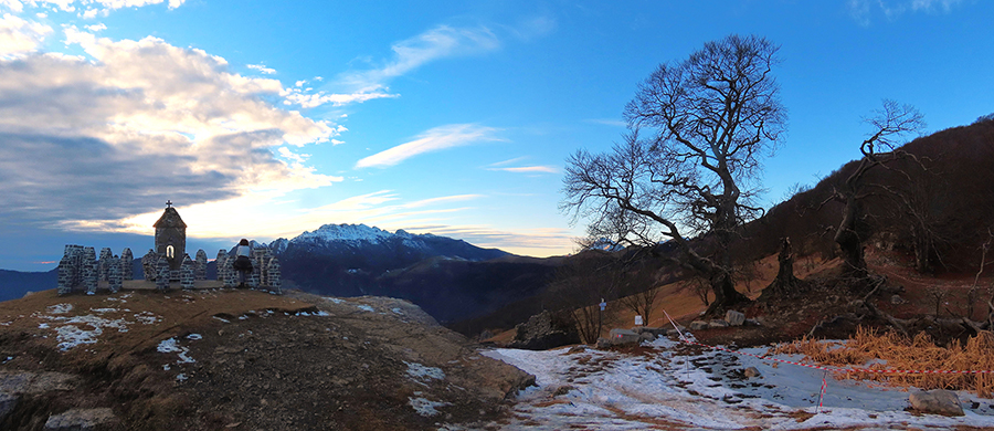 Al tempietto della Madonna ai Tre Faggi (1399 m) con vista in Resegone (18 gennaio 2025)